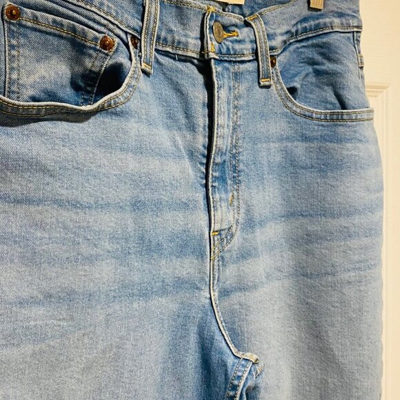 Levi's High Waist Mom Jeans Light Wash With One Blow Out Knee Women's Size 29 - Picture 2 of 5